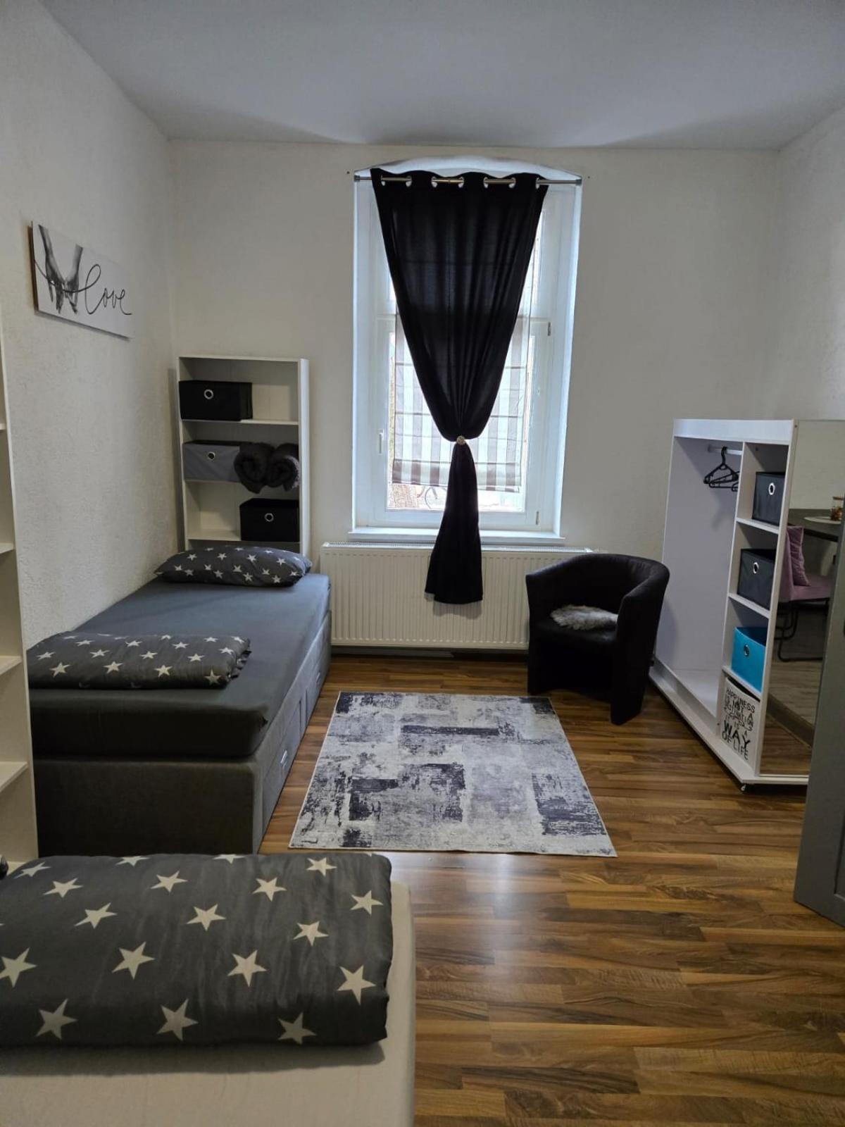 Ferienwohnung Am Bahnhof ベルンブルク エクステリア 写真